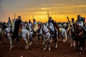 Tbourida, de folclore marroquí a Patrimonio Cultural Inmaterial de la Humanidad 1 1200px Horse fantasia Algeria