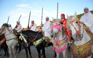 Tbourida, de folclore marroquí a Patrimonio Cultural Inmaterial de la Humanidad 4 نساء رائدات في فن التبوريدة بتاونات