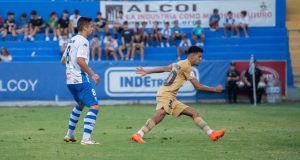 ilias akhomach en una jugada de ataque contra el cd alcoyano fcb
