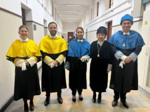 Ikrame Zeouk en el centro de la imagen acompanada de la rectora y otros investigadores antes de ser investida doctora. 375x281 2